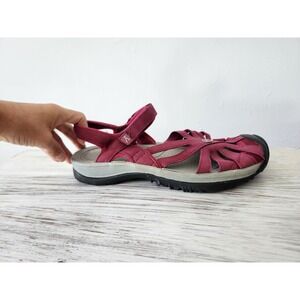 Keen Rose hiking sandals Women's size 11 fuchsia pink closed toe.